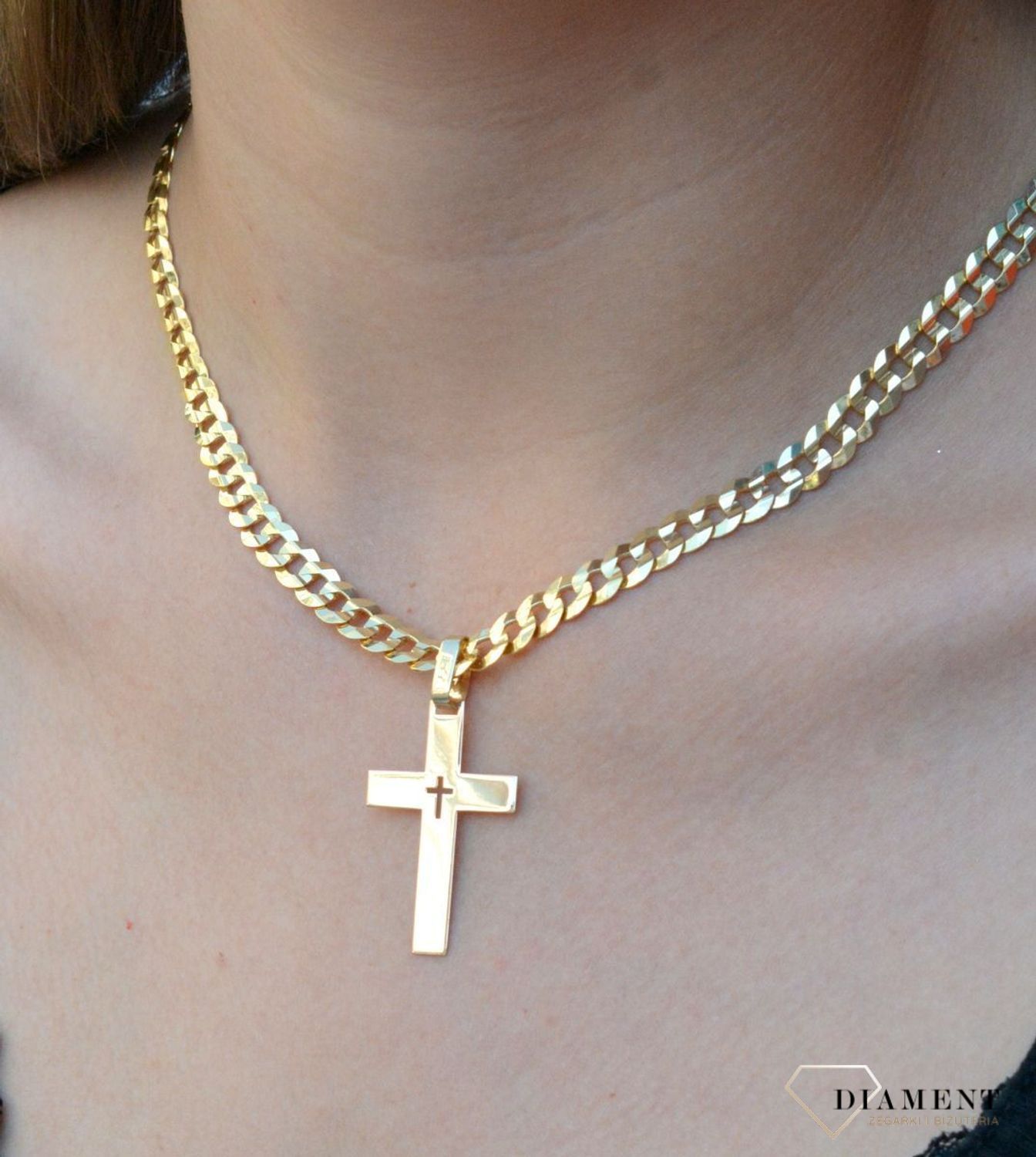 Złota zawieszka na łańcuszek krzyżyk płaski ZA 4355 333. Piękna zawieszka krzyżyk wykonana z żółtego złota, wysokiej próby 333. Powierzchnia krzyża jest płas.jpg